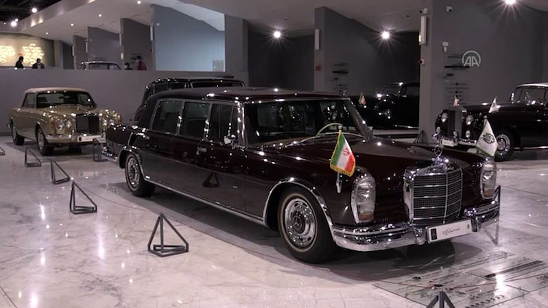 Od kočárů po lamborghini. Muzeum vystavuje auta íránských šáhů